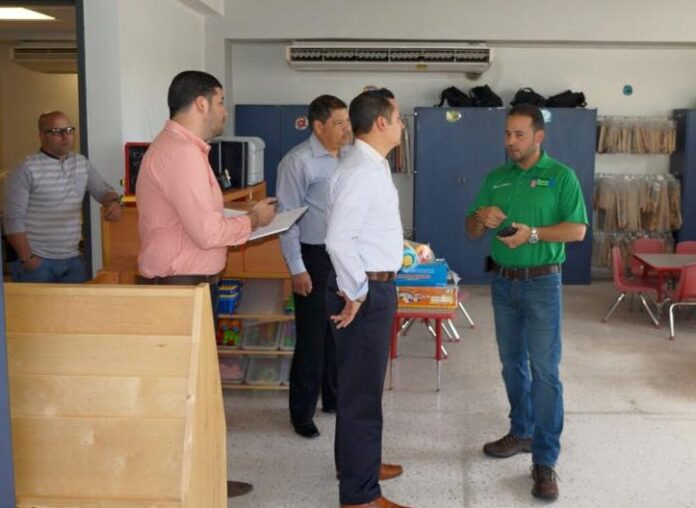 Alcaldes de Villalba y Toa Alta visitan varios centros.