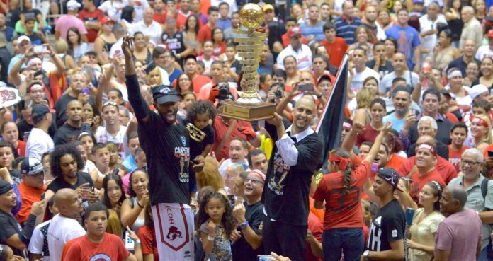 Mike Harris y Nelson Colón celebran junto a los fanáticos el campeonato del BSN.
