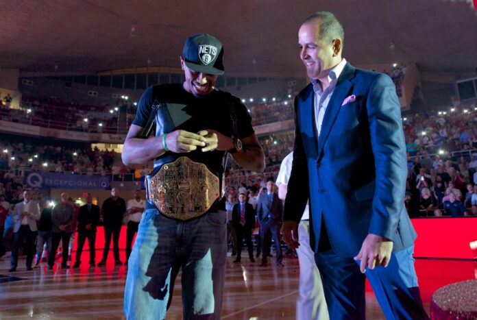 Mike Harris lució una réplica del máximo título de la WWE durante la entrega de sortijas de campeonato.