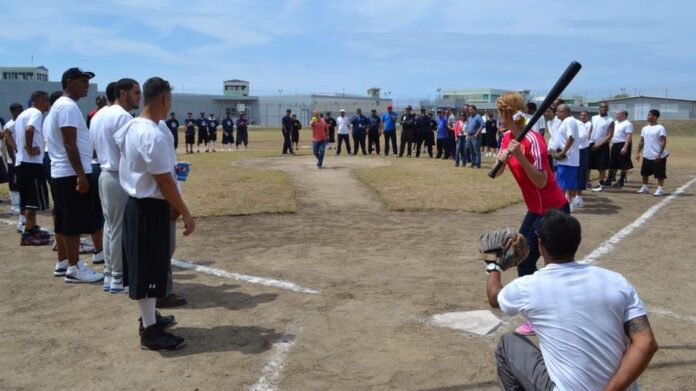 En el torneo de sóftbol participaron reclusos de las instituciones Ponce 1000, Ponce mínima, MDU Ponce, Ponce principal, al igual que una representación de Corrección.