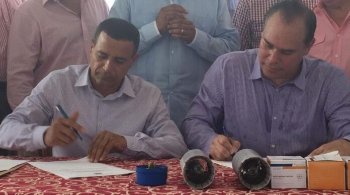El acuerdo surgió como una iniciativa del alcalde de Hormigueros, Pedro García, aquí acompañado por el director ejecutivo de la AEE, Javier Quintana.
