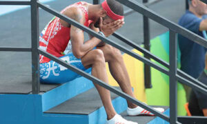 Culson llora desconsolado tras quedar fuera de carrera. 
