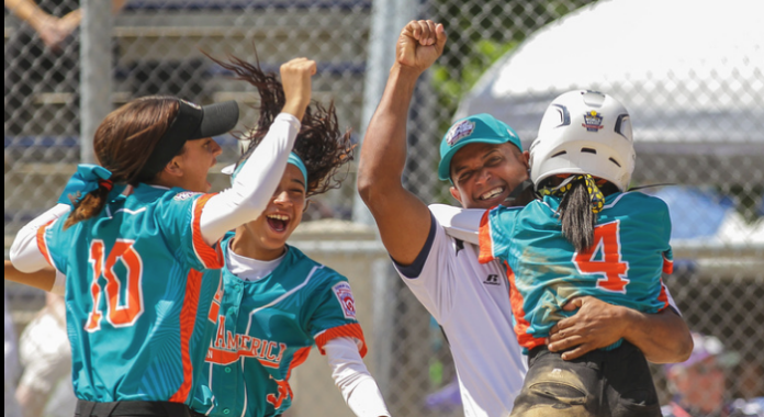 Las jugadoras y el personal técnico de las Jueyeras de Maunabo celebran tras el triunfo en el Mundial de Pequeñas Ligas.