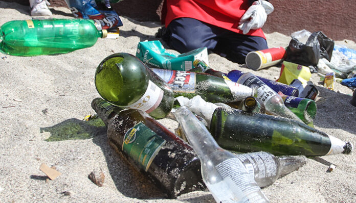 La basura acumulada en los cuerpos de agua representan un peligro para la flora y la fauna. (Flickr / Municipalidad Antofagasta)