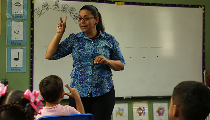 La educadora ponceña Celyana Moreno Santiago dirige el coro de niños desde el 2013. (Voces del Sur)