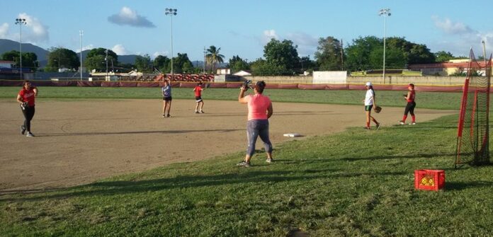 Las integrantes del equipo Sub-19 de sóftbol femenino de Arroyo ha tenido que realizar algunas de sus prácticas en Patillas.