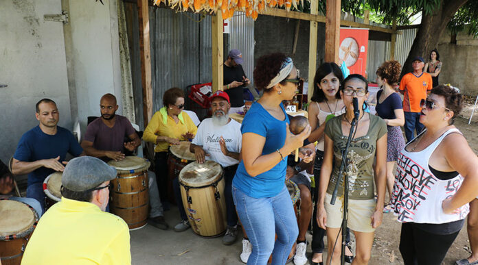 Integrantes de la Escuela de Bomba Isabel Albizu de Ponce tocaron y bailaron ante decenas de personas en el Mercado Agrícola Natural. (Voces del Sur)