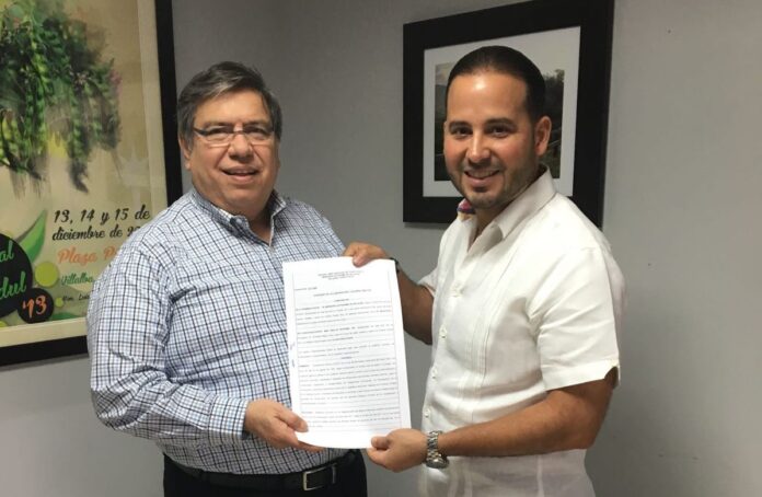 El doctor Armando Riega Troya, presidente de MAP Health Systems, y alcalde de Villalba, Luis Javier Hernández Ortiz.
