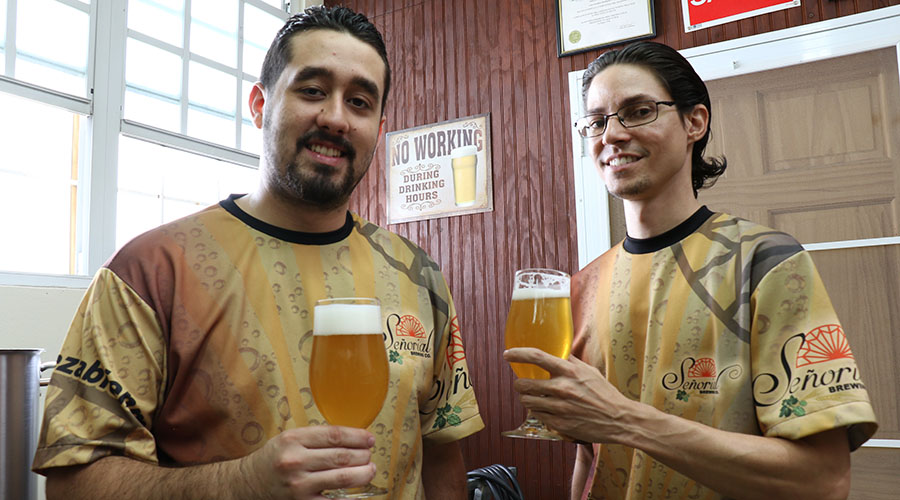 Luis Esteban Rodríguez Lugo y Armando Rodríguez Oquendo son los creadores de Señorial Brewing Company, con sede en Ponce. (Voces del Sur)