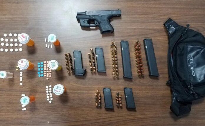 Durante el allanamiento en la urbanización Mariani en Ponce la Policía ocupó una pistola Glock, municiones y drogas.