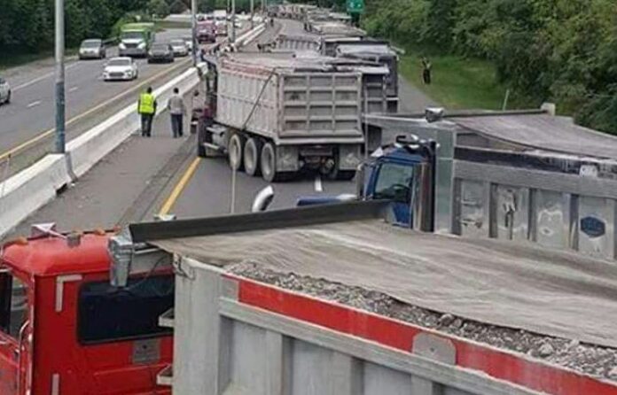Camioneros colocaron sus vehículos de manera diagonal y bloquearon los dos carriles de la carretera PR-2.