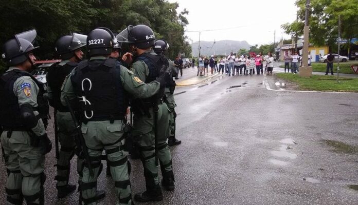 Manifestantes han bloqueado el acceso de los camiones al vertedero en Peñuelas.
