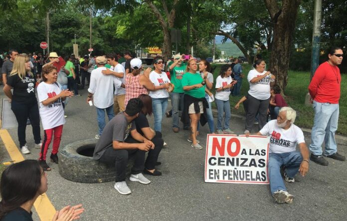 Por segundo día consecutivo, manifestantes intentan detener el depósito de cenizas en el vertedero Peñuelas Valley Landfill.