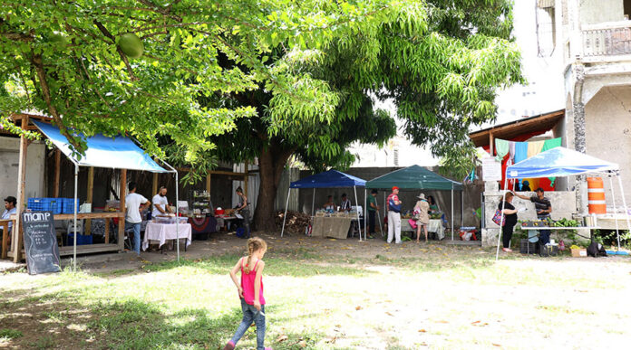 El Mercado Agrícola Natural ubica en la calle Aurora en Ponce. (Voces del Sur)