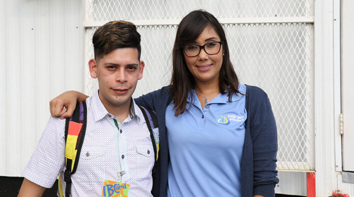 La trabajadora social Cyd Marie Llaurador Lora junto a Luis Cruz Rivera, quien obtuvo su diploma de escuela superior a través del Programa de educación básica para adultos. (Voces del Sur / Pedro A. Menéndez Sanabria)