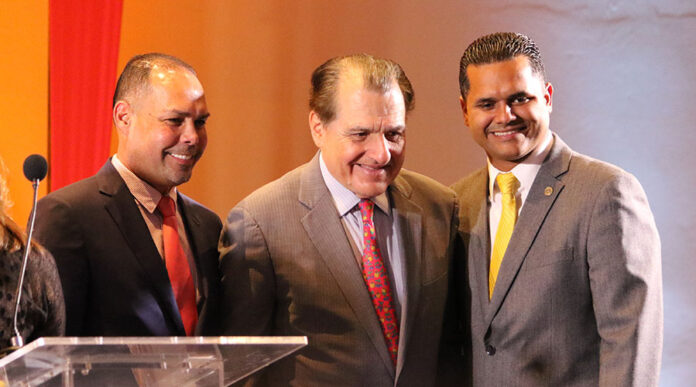 Carlos Rodríguez Mateo y Ramón Luis Rodríguez Ruiz junto al exgobernador Rafael Hernández Colón. (Voces del Sur / Pedro A. Menéndez Sanabria)