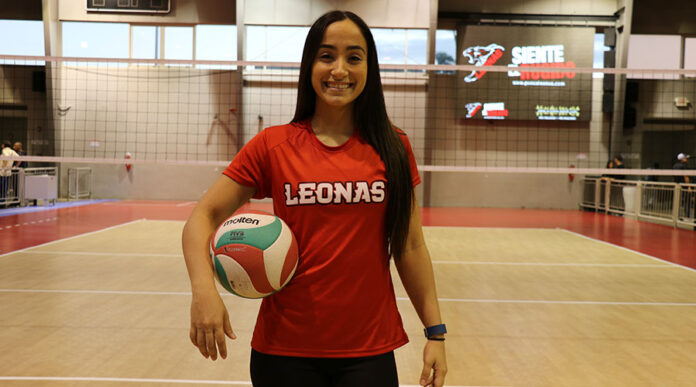 Valeria León juega la posición de líbero. (Voces del Sur)
