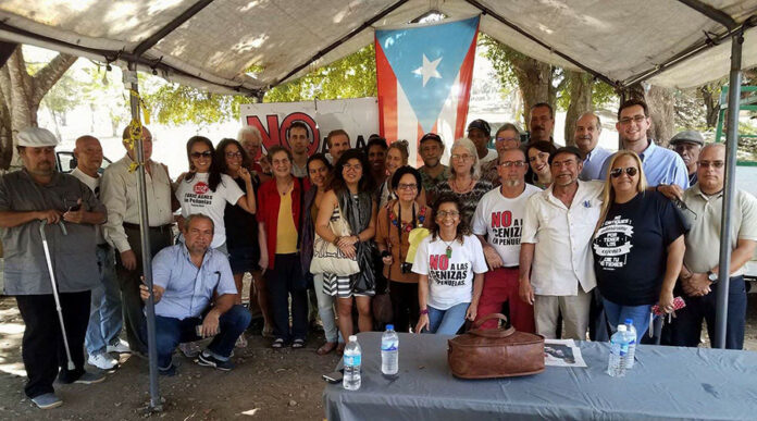 Los integrantes del Campamento contra las cenizas de carbón posan junto a sus abogados y a los visitantes de la Asociación Nacional de Abogados de Estados Unidos. (Facebook / Vive Borikén Puerto Rico)