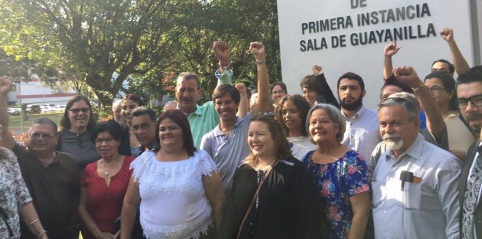 El grupo de manifestantes celebró frente al Tribunal de Guayanilla la no radicación.