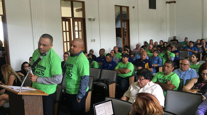 Domingo Serrano Gual y José Luis Ortiz González, empleados de AES, deponen durante la vista pública. (Voces del Sur)