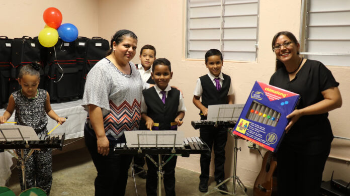 Las educadoras Celyana Moreno Santiago y Carmen Galarza Meléndez presentaron los instrumentos musicales a los estudiantes.