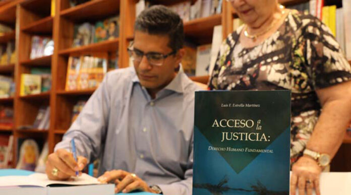 El juez Luis Estrella Martínez durante la presentación de su libro en Plaza Las Américas. (Rama Judicial de Puerto Rico)