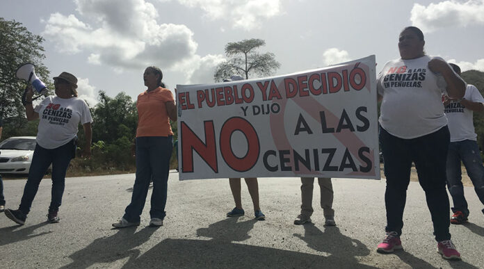 La comunidad de Tallaboa en Peñuelas lucha contra el depósito de cenizas de carbón en su comunidad. (Voces del Sur)