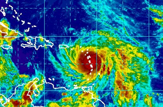 A las 11:00 p.m. el huracán María fue localizada en la latitud 15.5 N y longitud 61.5 .