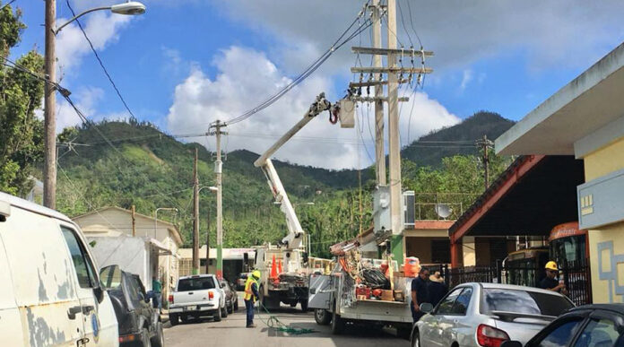 Brigada de la Autoridad de Energía Eléctrica trabajando en el pueblo de Adjuntas. (Facebook / Jaime Barlucea Maldonado)