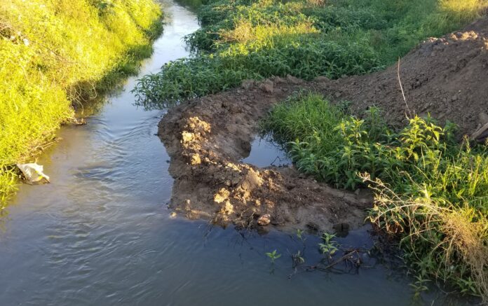 Residentes de la comunidad Playita se ven afectados por el estancamiento de agua en un canal que atraviesa el sector.