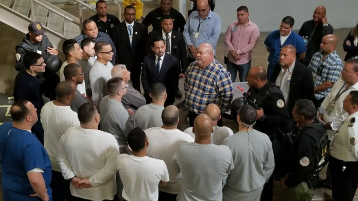 El líder legislativo conversó con varios presos del complejo correccional en Guayama.