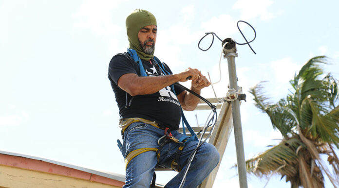 Alberto de Jesús Mercado, conocido como Tito Kayak, energizó varias casas del sector Manzanilla de Villalba como parte del trabajo que realizan los Electricistas en Acción (EEA). (Voces del Sur)