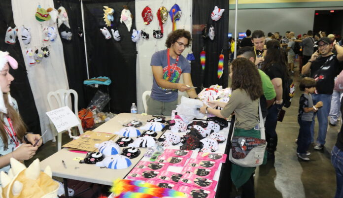 El Puerto Rico Comic Con incluirá contará con decenas de mesas donde comerciantes tendrán disponibles piezas de colección, camisas, afiches, figuras de acción, videojuegos y otros artículos relacionados a los cómics, la televisión, el cine, la animación y otros.