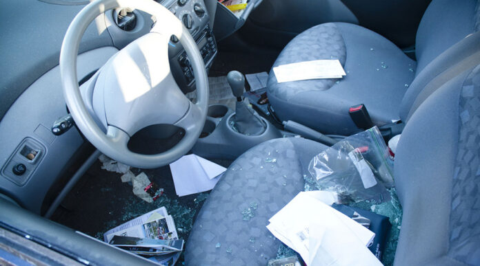 Se recomienda no dejar artículos de valor visibles dentro de los automóviles. (Flickr / Will Keightley)