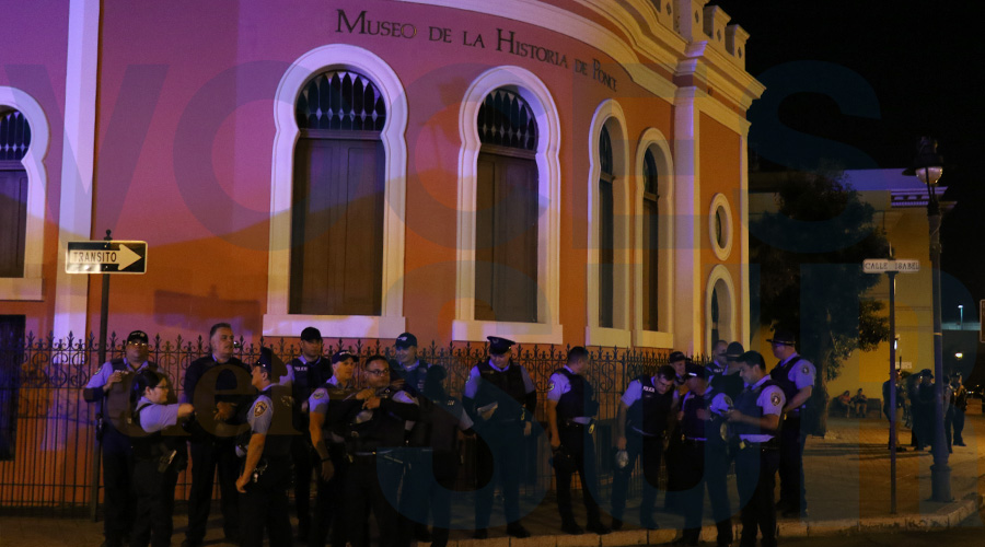 Policías frente al Museo de la Historia de Ponce. (Voces del Sur)