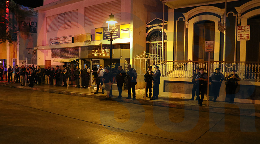 Policías destacados en la calle Mayor en Ponce, frente a la tarima del Party Pre Justas 2018. (Voces del Sur)