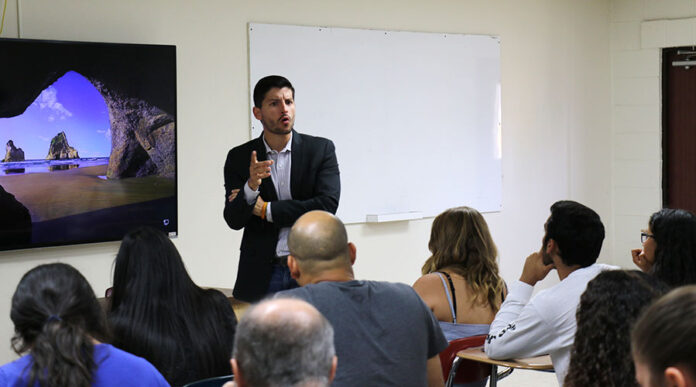 El representante Manuel Natal Albelo participó del conversatorio La juventud ante la crisis fiscal, económica y política con estudiantes del recinto de Ponce de la UPR. (Voces del Sur)