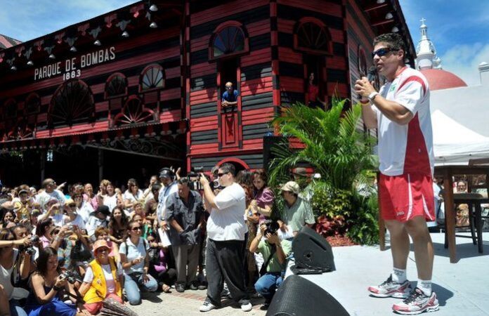Raymond Arrieta se dirige al público durante una de las paradas caminata que realiza anualmente para recaudar fondos para el Hospital Oncológico de Puerto Rico.