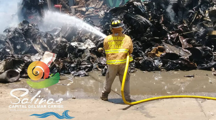 La fábrica de reciclaje de metales Schnitzer, en Salinas, cogió fuego este jueves. (Facebook / Karilyn Bonilla)