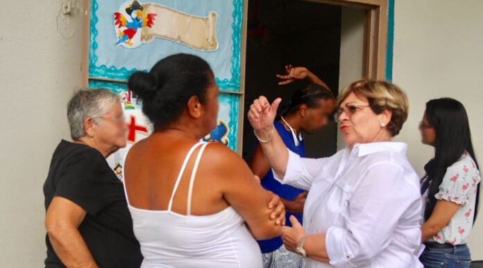 La alcaldesa de Ponce, María Meléndez Altieri, en uno de los refugios visitados hoy. (Suministrada)