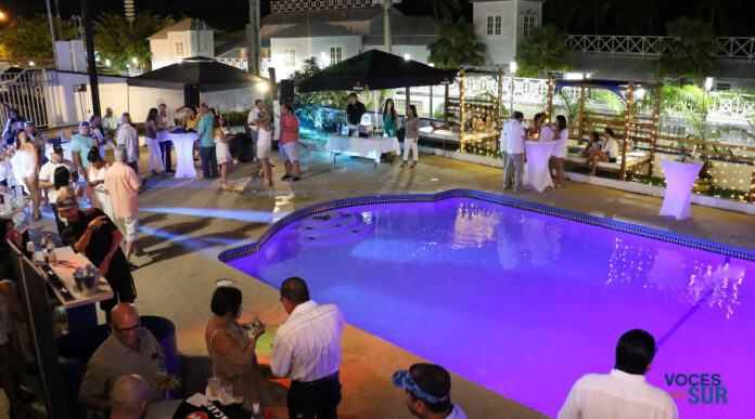 La celebración del tercer aniversario de Parguera Plaza Hotel, en Lajas, se llevó a cabo en la piscina. (Voces del Sur)
