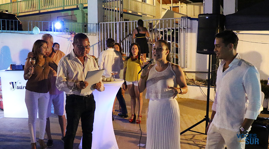 Sylmarie González y Juan Carlos Irizarry, dueños de Parguera Plaza Hotel, recibieron una proclama de felicitación del alcalde de Lajas, Marcos Irizarry. (Voces del Sur)