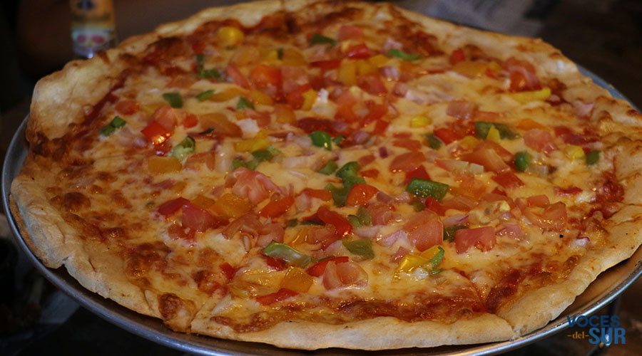 Vintage Pizza tiene una amplia selección de pizzas con quesos, carnes y vegetales. (Voces del Sur)