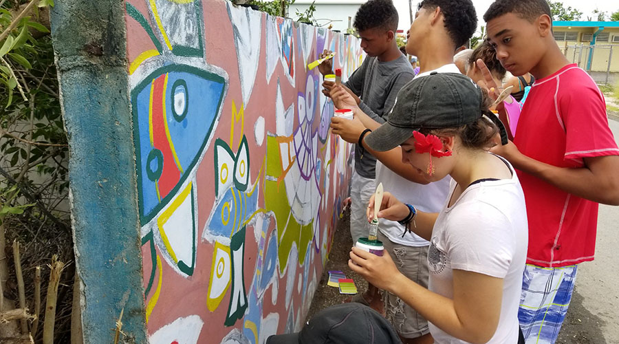Los participantes de la Convivencia Ambiental 2018 remozaron un mural en Las Mareas. (Suministrada)
