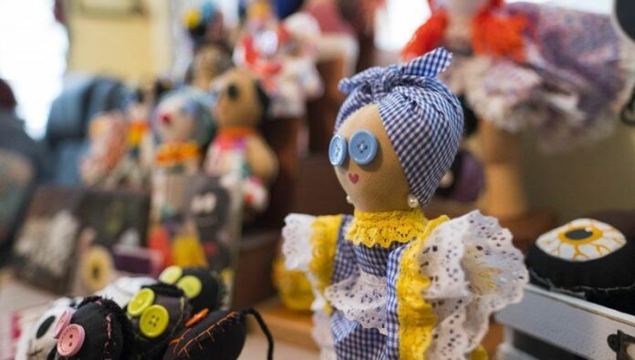 Las muñecas de trapo forman parte de la oferta de la feria de artesanías.
