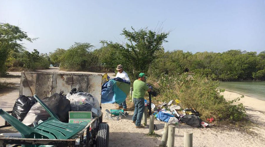 Empleados de Obras Públicas del Municipio de Guánica durante una limpieza de playa. (Facebook / Santos Seda Papichy)