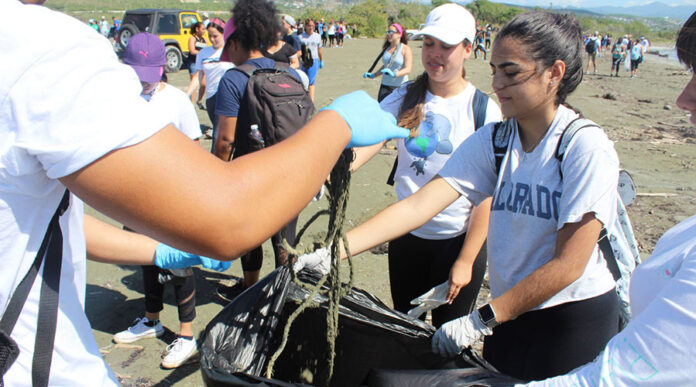 Estudiantes de escuelas públicas y colegios, universitarios y otros voluntarios limpiaron el pasado sábado la Reserva Natural Punta Cucharas en Ponce. (Suministrada)