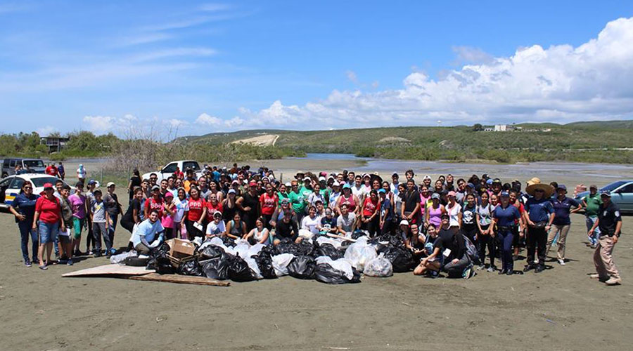 Participantes de la limpieza de costa en la Reserva Natural Punta Cucharas en Ponce. (Suministrada)
