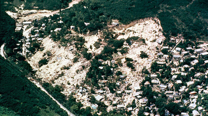 Derrumbe de Mameyes en Ponce en 1985. (R.W. Jibson, U.S. Geological Survey)