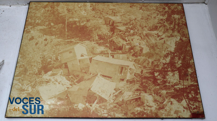 Imagen del derrumbe de Mameyes exhibida en la Barbería de Juaco en Ponce. (Voces del Sur)